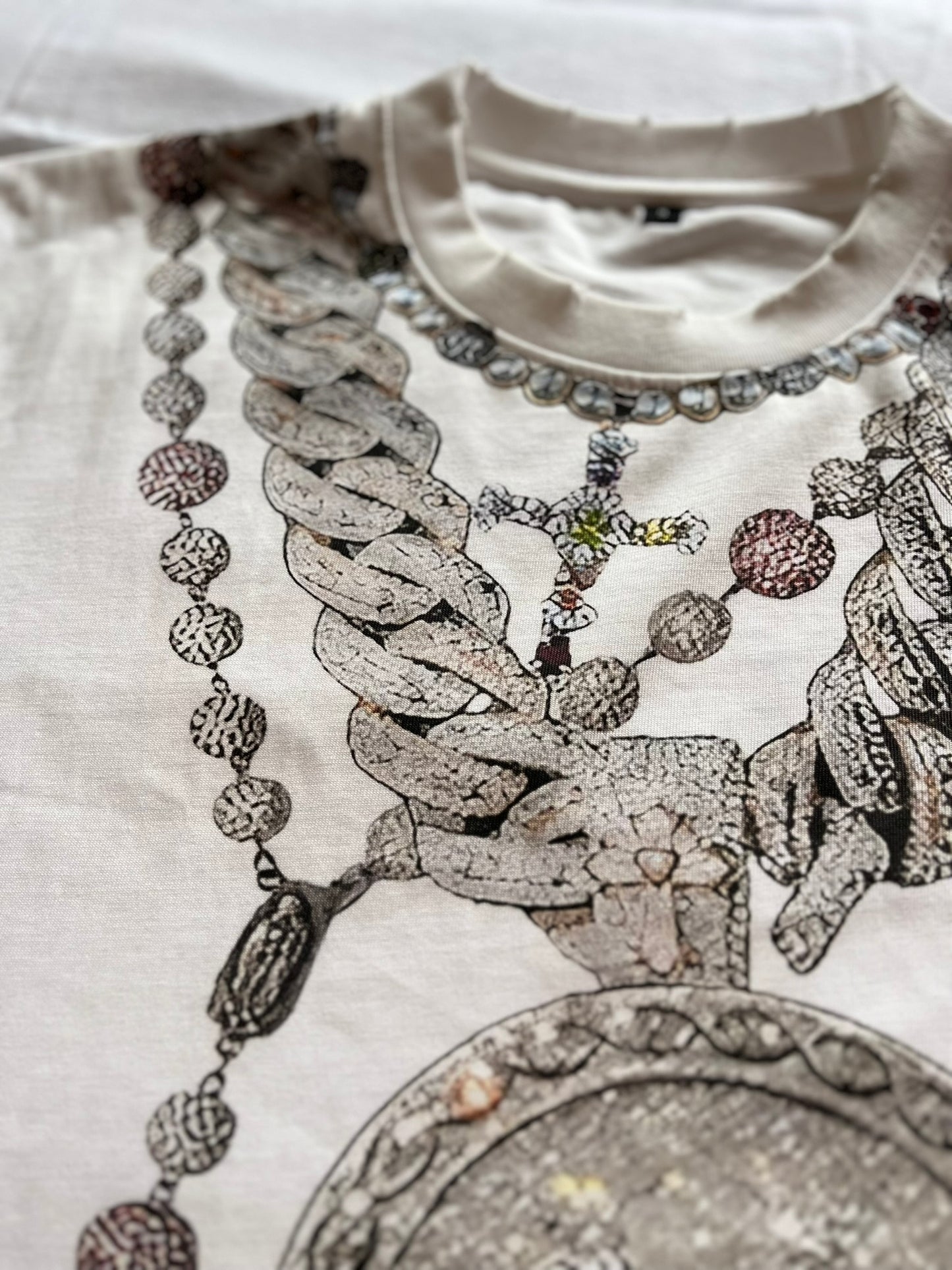 CHAINED WHITE TEE